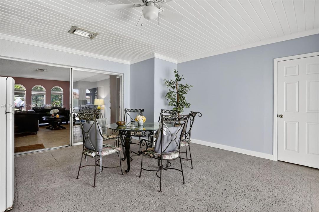 合同活跃: $425,000 (2 贝兹, 2 浴室, 1708 平方英尺)