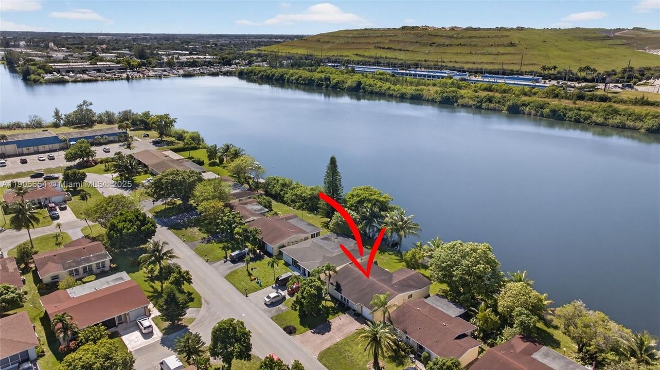 合同活跃: $425,000 (2 贝兹, 2 浴室, 1708 平方英尺)