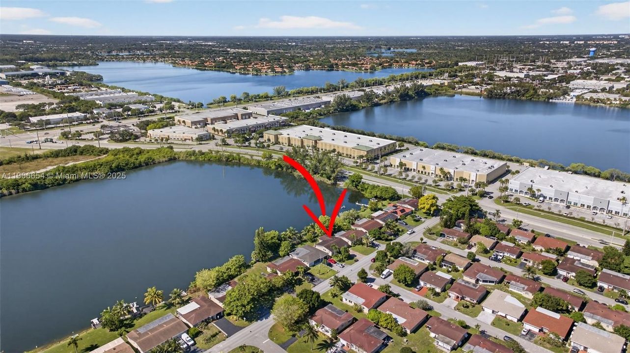 合同活跃: $425,000 (2 贝兹, 2 浴室, 1708 平方英尺)