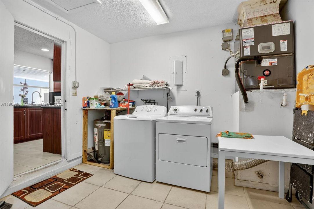 合同活跃: $425,000 (2 贝兹, 2 浴室, 1708 平方英尺)