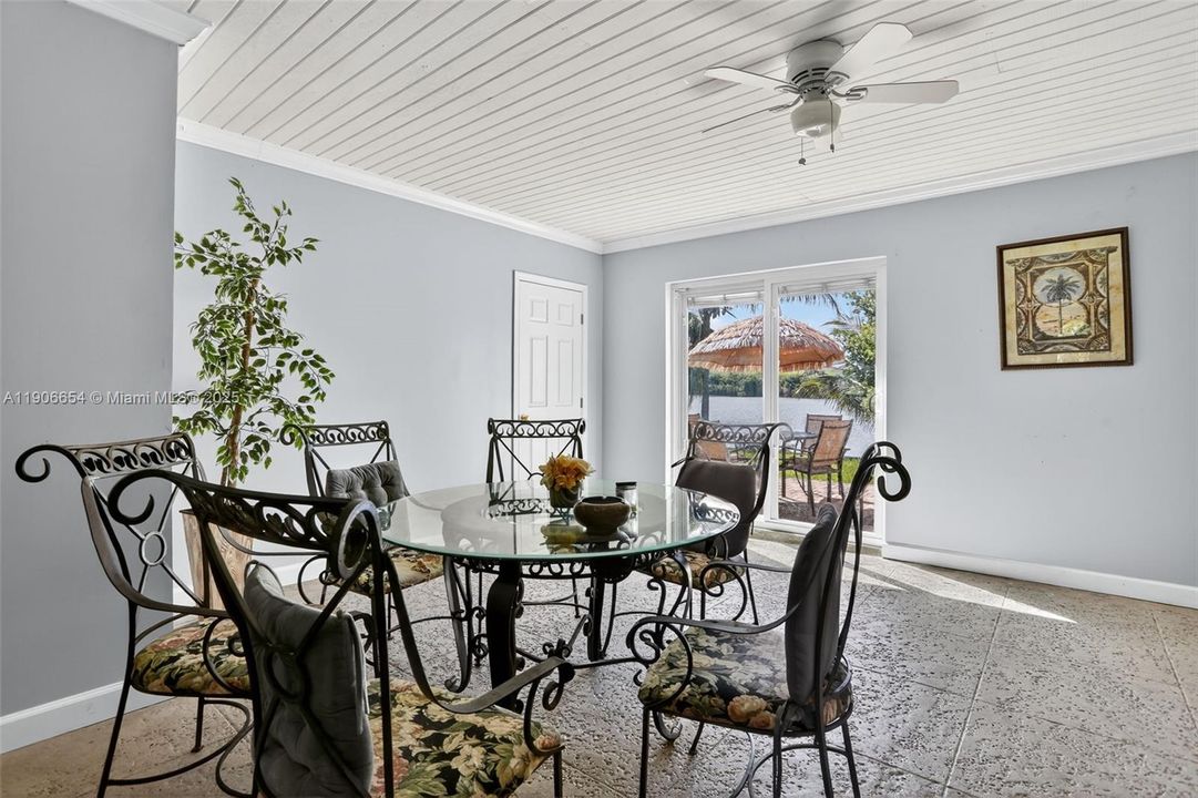 合同活跃: $425,000 (2 贝兹, 2 浴室, 1708 平方英尺)