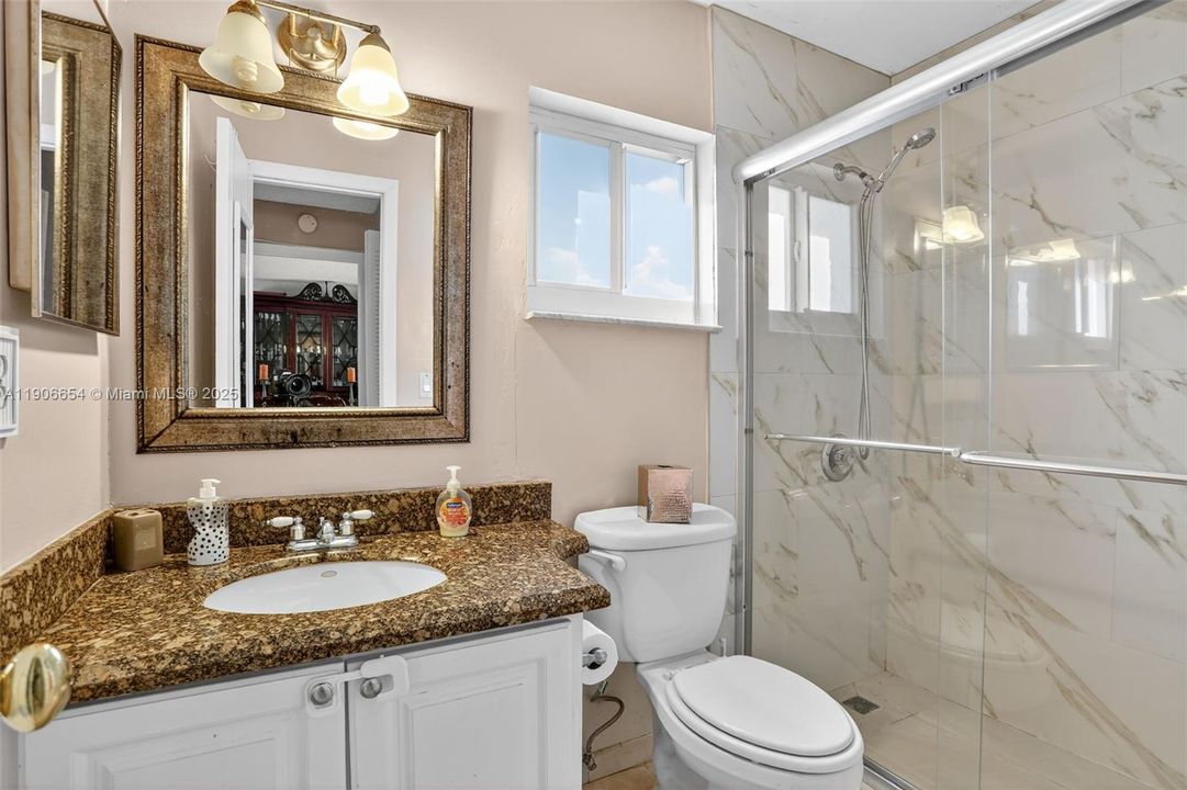 合同活跃: $425,000 (2 贝兹, 2 浴室, 1708 平方英尺)