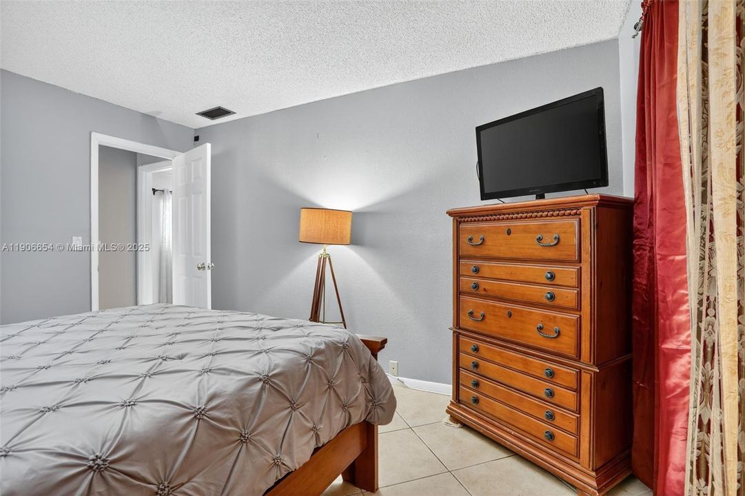 合同活跃: $425,000 (2 贝兹, 2 浴室, 1708 平方英尺)