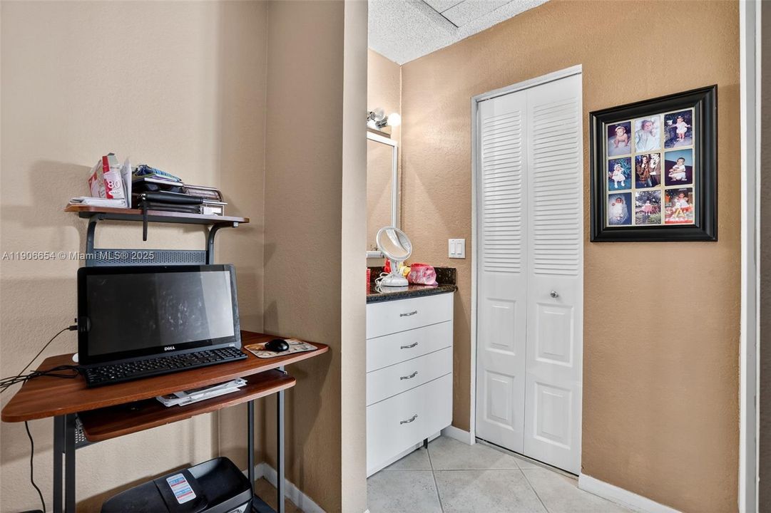 合同活跃: $425,000 (2 贝兹, 2 浴室, 1708 平方英尺)