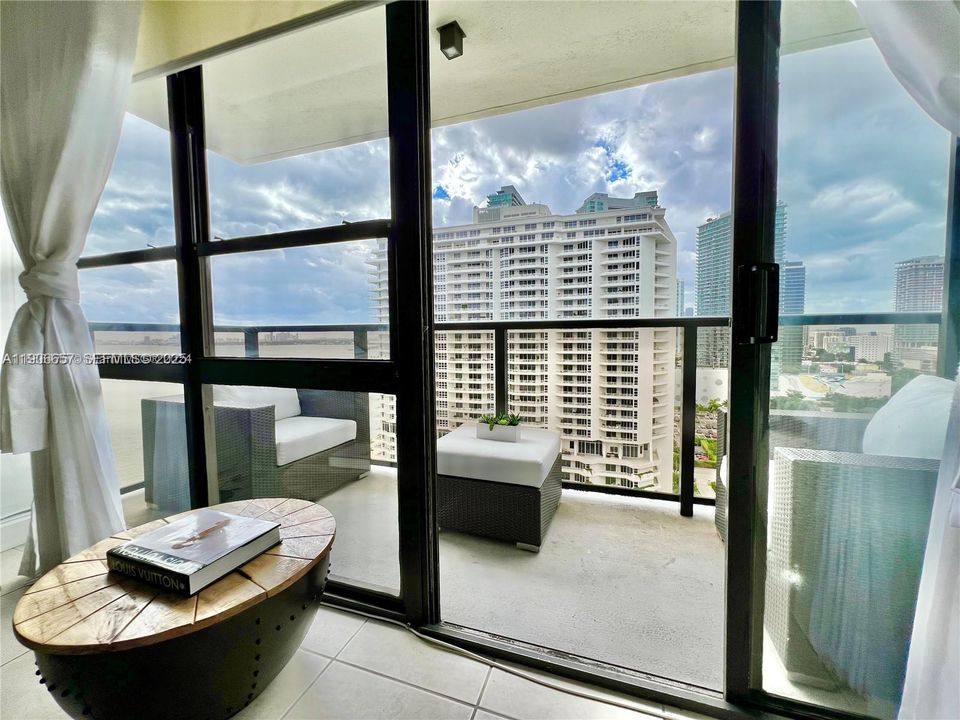 В аренду: $3,300 (2 спален, 2 ванн, 955 Квадратных фут)