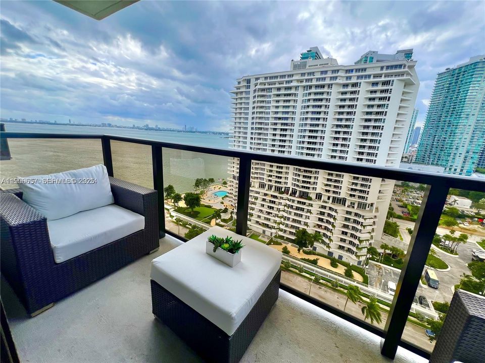 В аренду: $3,300 (2 спален, 2 ванн, 955 Квадратных фут)