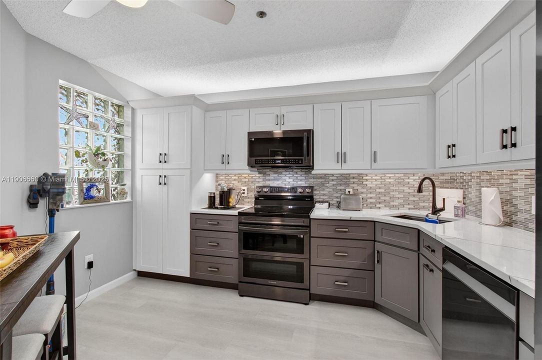 For Sale: $299,000 (3 beds, 2 baths, 1115 Square Feet)