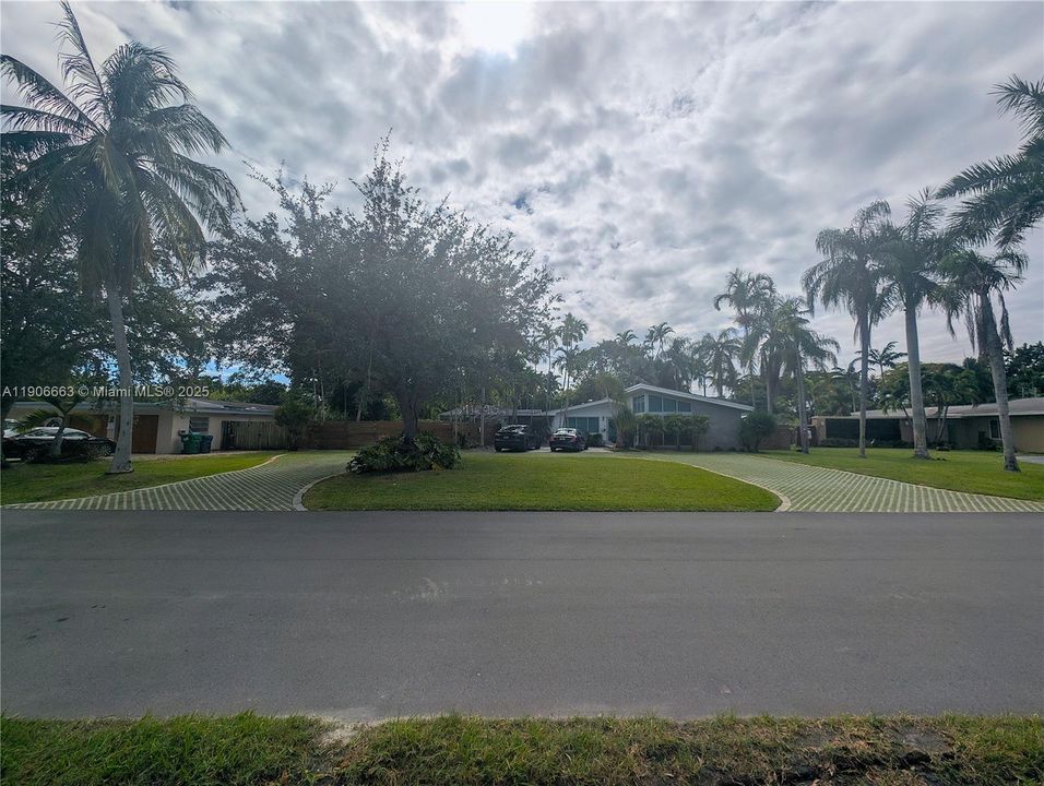 Active With Contract: $1,200,000 (3 beds, 3 baths, 1808 Square Feet)