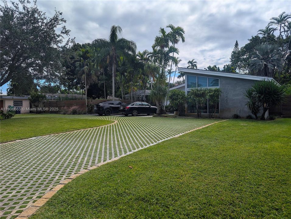 Active With Contract: $1,200,000 (3 beds, 3 baths, 1808 Square Feet)