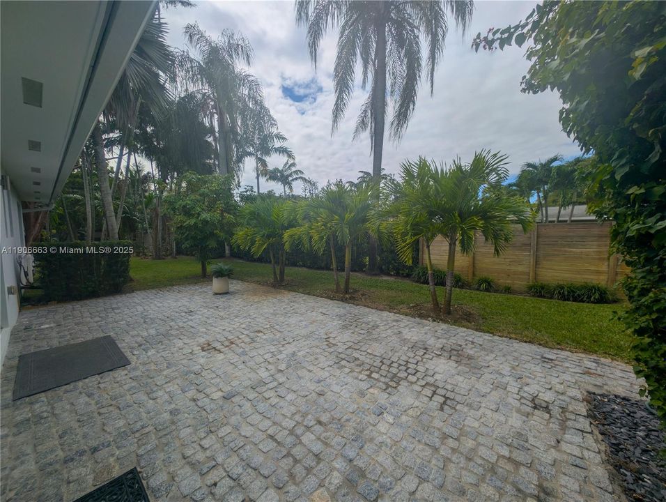 Active With Contract: $1,200,000 (3 beds, 3 baths, 1808 Square Feet)