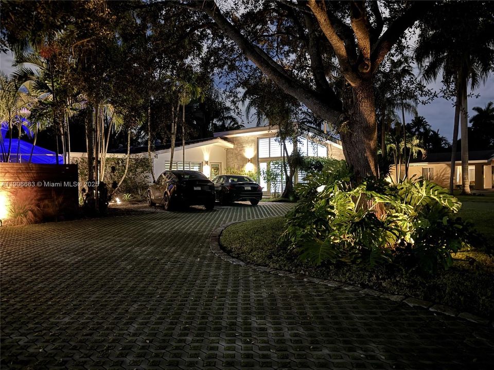 Active With Contract: $1,200,000 (3 beds, 3 baths, 1808 Square Feet)