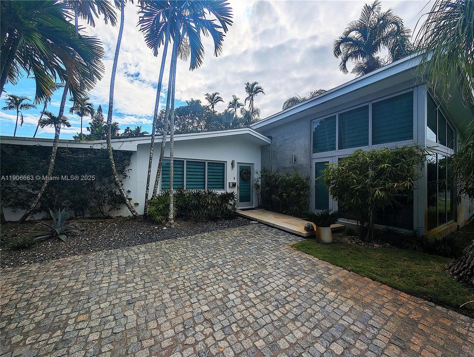 Active With Contract: $1,200,000 (3 beds, 3 baths, 1808 Square Feet)