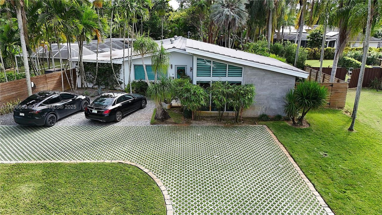 Active With Contract: $1,200,000 (3 beds, 3 baths, 1808 Square Feet)