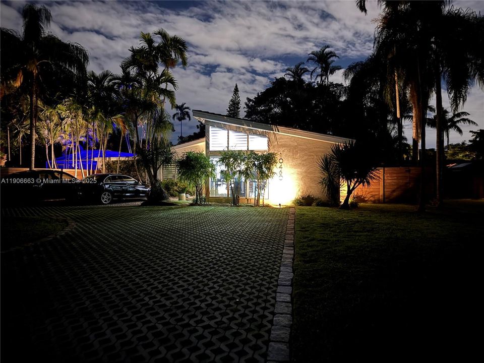 Active With Contract: $1,200,000 (3 beds, 3 baths, 1808 Square Feet)