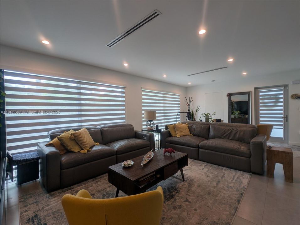 Active With Contract: $1,200,000 (3 beds, 3 baths, 1808 Square Feet)