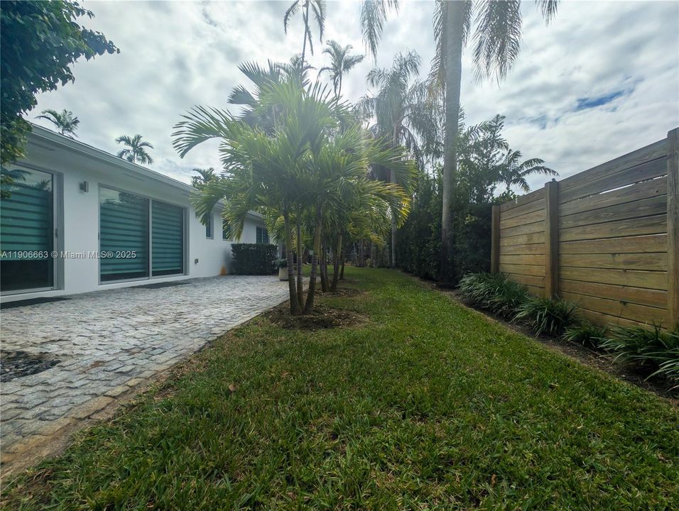 Active With Contract: $1,200,000 (3 beds, 3 baths, 1808 Square Feet)