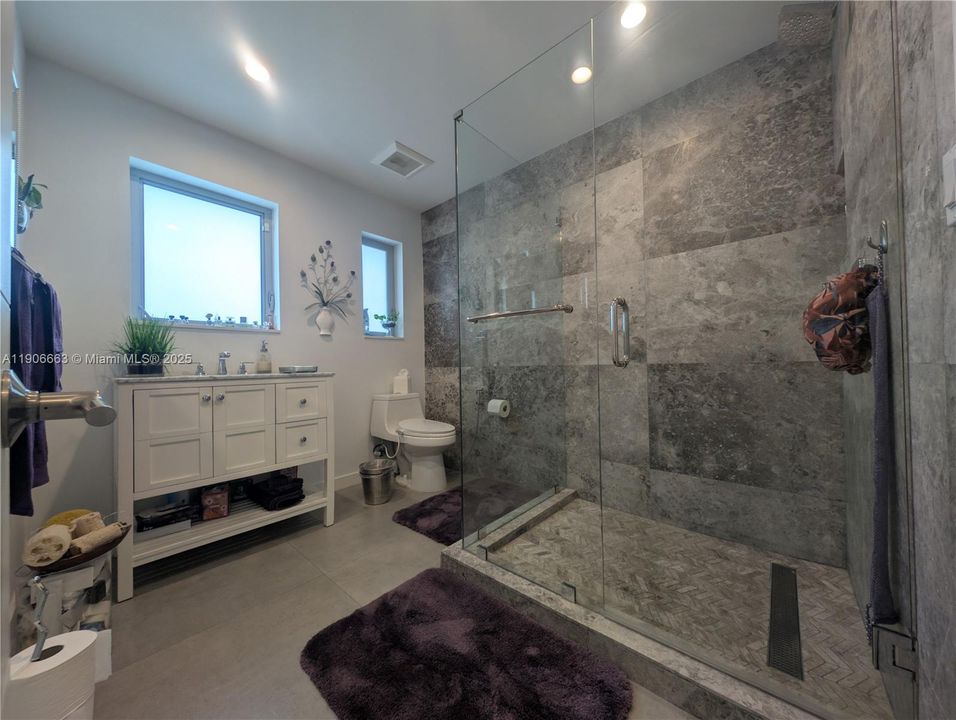 Active With Contract: $1,200,000 (3 beds, 3 baths, 1808 Square Feet)