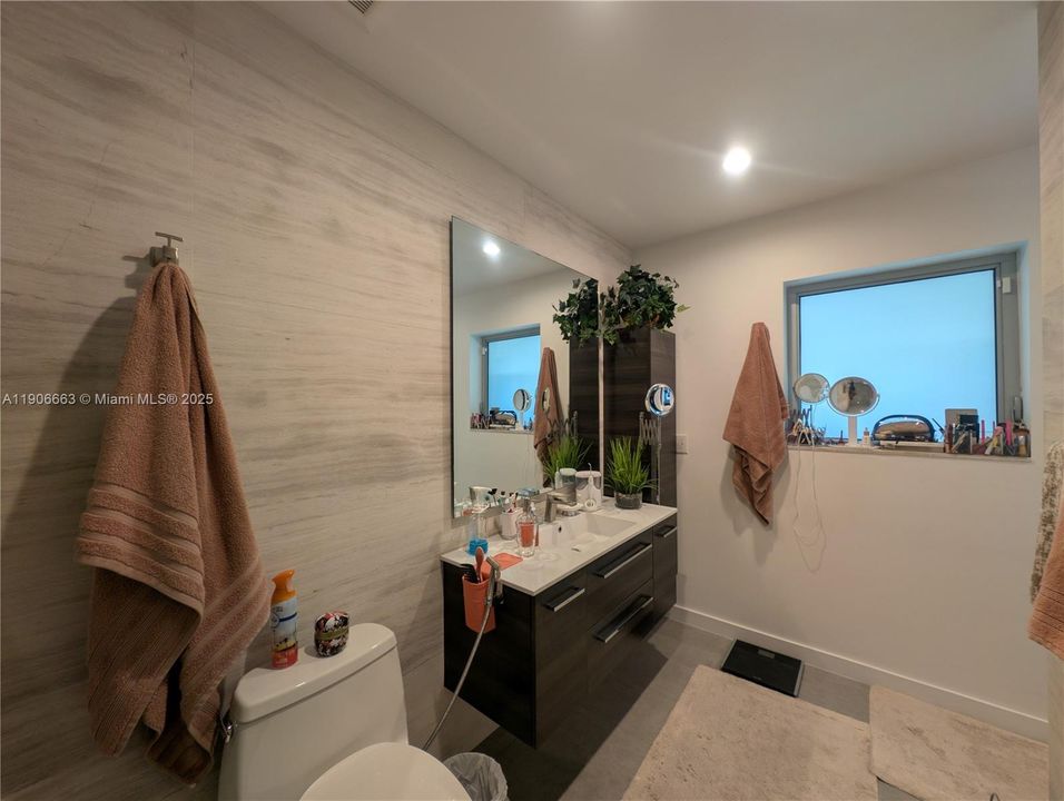 Active With Contract: $1,200,000 (3 beds, 3 baths, 1808 Square Feet)