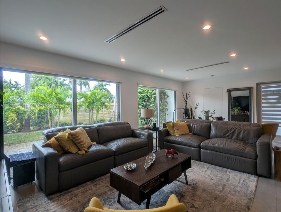 Active With Contract: $1,200,000 (3 beds, 3 baths, 1808 Square Feet)