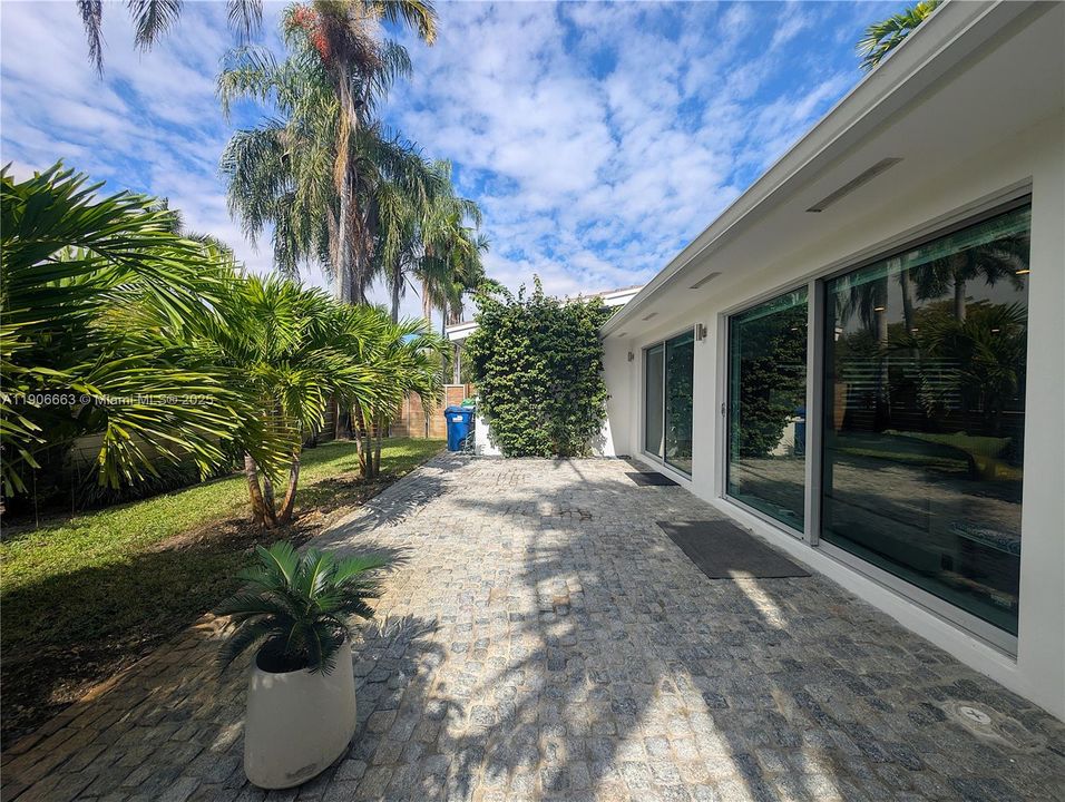 Active With Contract: $1,200,000 (3 beds, 3 baths, 1808 Square Feet)