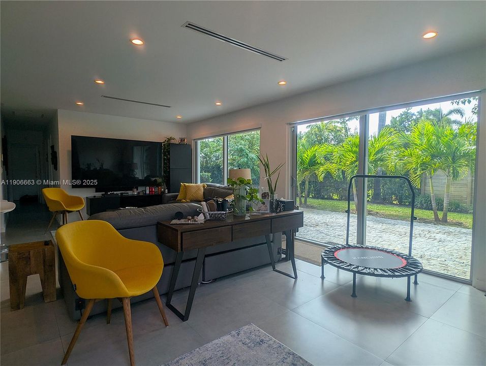 Active With Contract: $1,200,000 (3 beds, 3 baths, 1808 Square Feet)