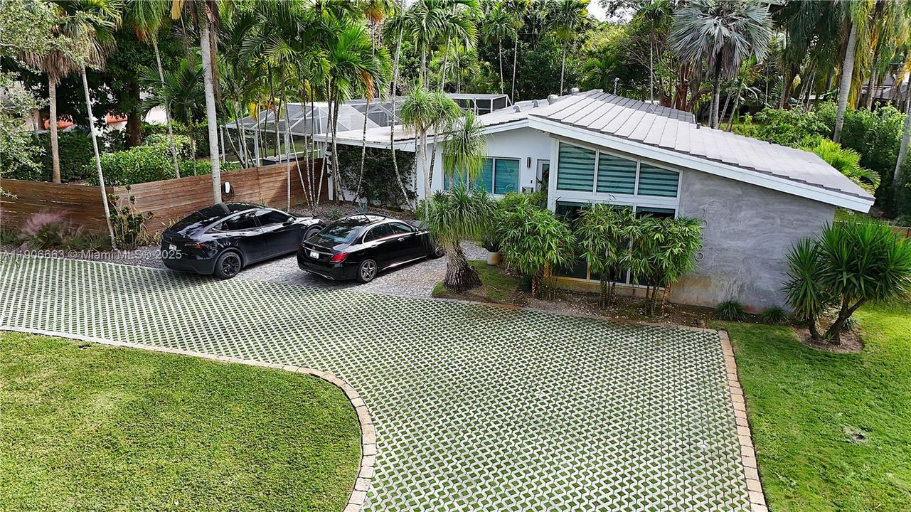 Active With Contract: $1,200,000 (3 beds, 3 baths, 1808 Square Feet)