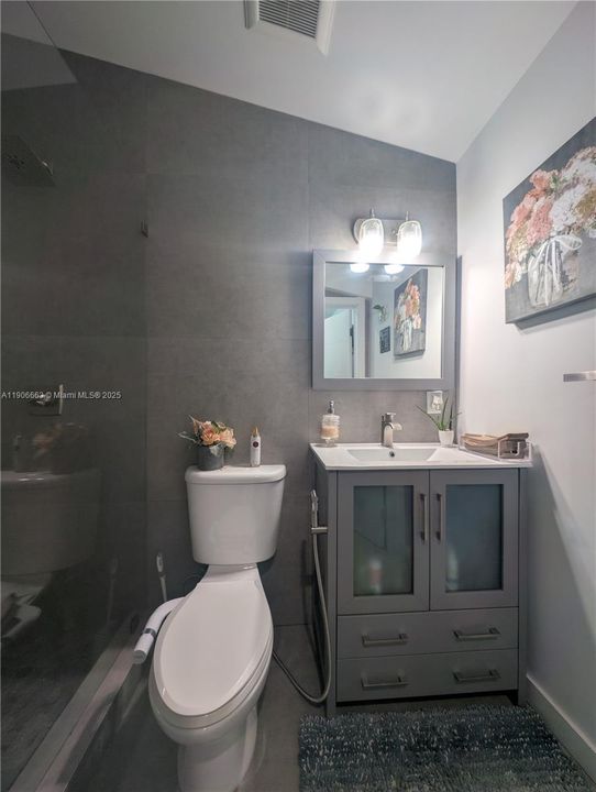 Active With Contract: $1,200,000 (3 beds, 3 baths, 1808 Square Feet)