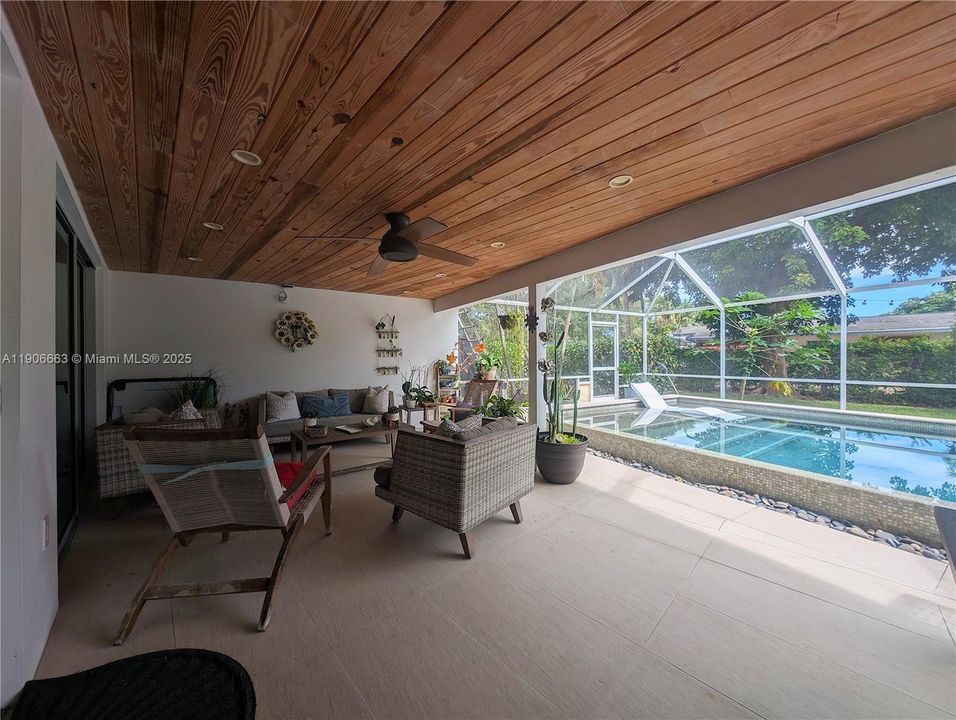 Active With Contract: $1,200,000 (3 beds, 3 baths, 1808 Square Feet)