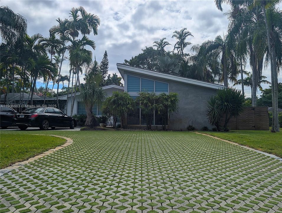 Active With Contract: $1,200,000 (3 beds, 3 baths, 1808 Square Feet)