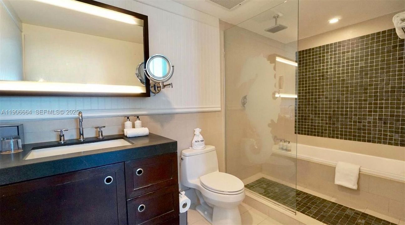 For Sale: $900,000 (2 beds, 2 baths, 1201 Square Feet)