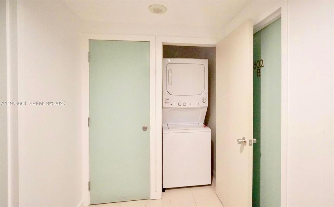 For Sale: $900,000 (2 beds, 2 baths, 1201 Square Feet)