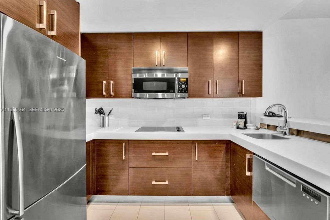 For Sale: $900,000 (2 beds, 2 baths, 1201 Square Feet)