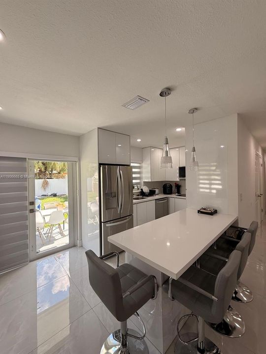 最近租的: $2,950 (3 贝兹, 1 浴室, 1000 平方英尺)