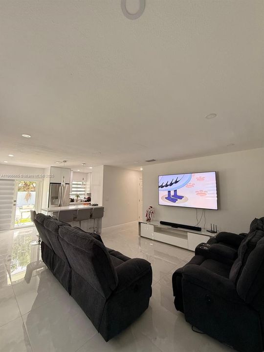 最近租的: $2,950 (3 贝兹, 1 浴室, 1000 平方英尺)