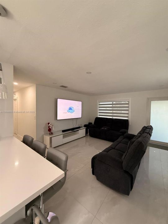 最近租的: $2,950 (3 贝兹, 1 浴室, 1000 平方英尺)