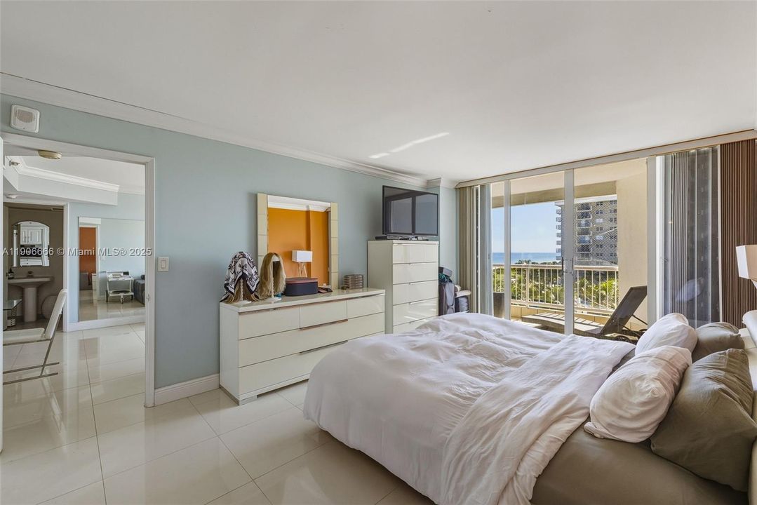 For Rent: $3,500 (1 beds, 1 baths, 962 Square Feet)