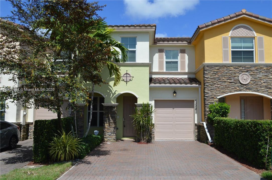 合同活跃: $3,380 (3 贝兹, 2 浴室, 1734 平方英尺)