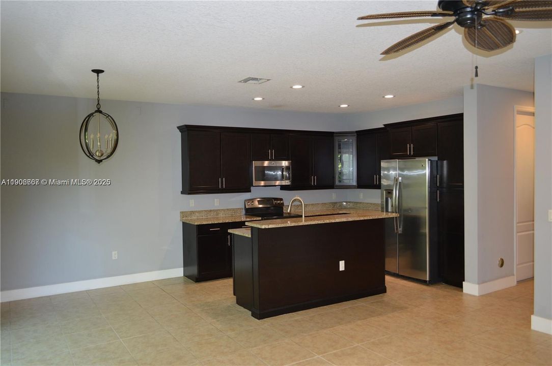 合同活跃: $3,380 (3 贝兹, 2 浴室, 1734 平方英尺)