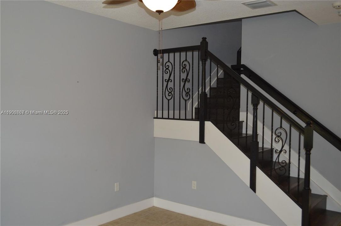 合同活跃: $3,380 (3 贝兹, 2 浴室, 1734 平方英尺)