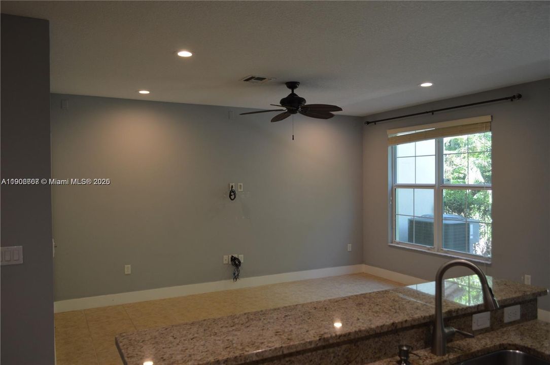 合同活跃: $3,380 (3 贝兹, 2 浴室, 1734 平方英尺)