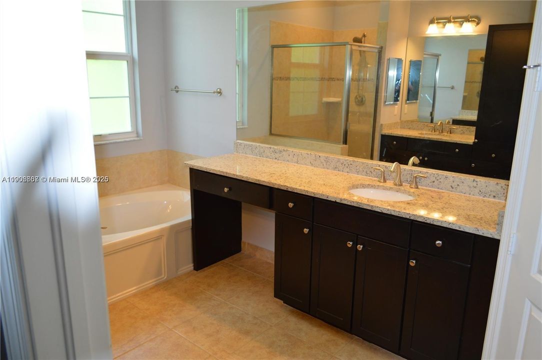 合同活跃: $3,380 (3 贝兹, 2 浴室, 1734 平方英尺)