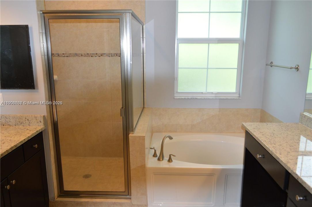 合同活跃: $3,380 (3 贝兹, 2 浴室, 1734 平方英尺)