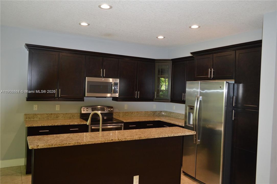 合同活跃: $3,380 (3 贝兹, 2 浴室, 1734 平方英尺)