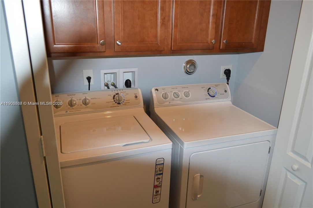 合同活跃: $3,380 (3 贝兹, 2 浴室, 1734 平方英尺)