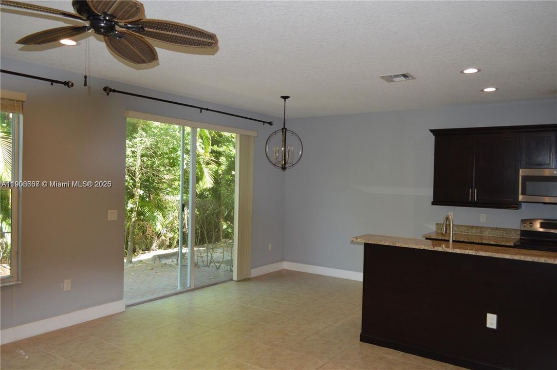 合同活跃: $3,380 (3 贝兹, 2 浴室, 1734 平方英尺)