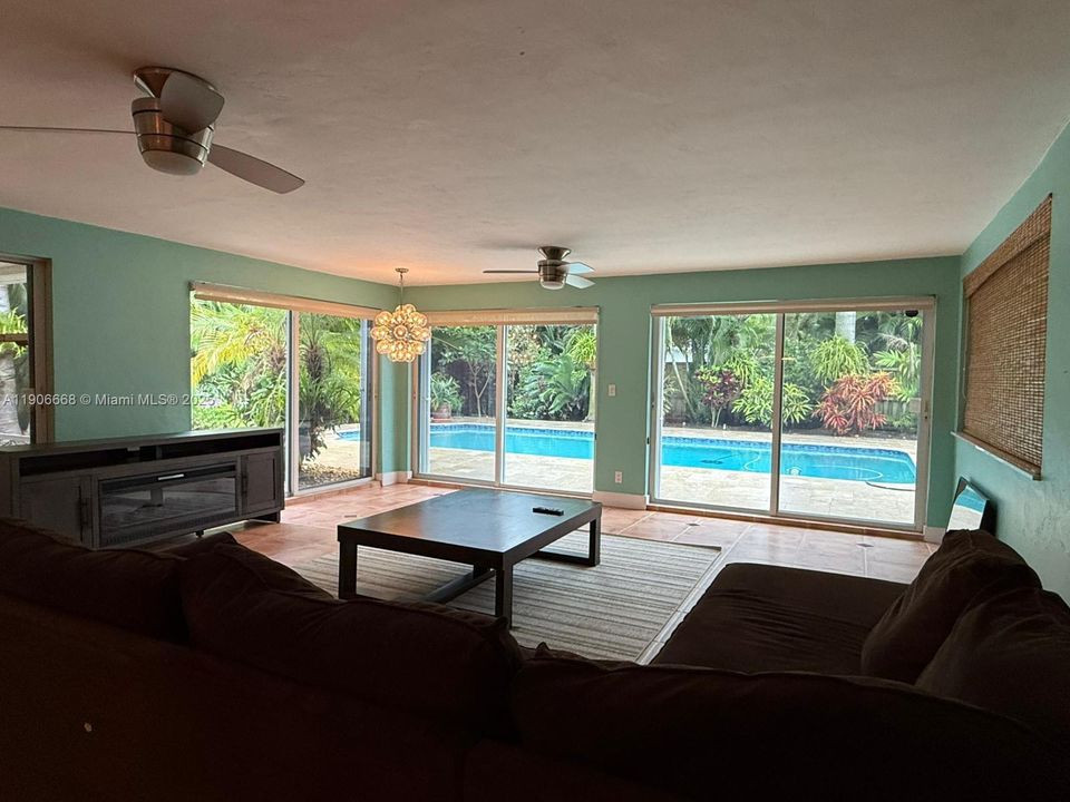 Под контрактом: $4,500 (3 спален, 2 ванн, 2071 Квадратных фут)