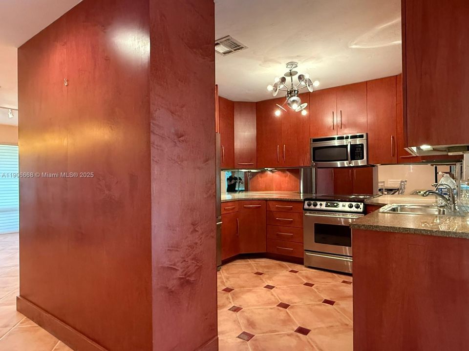 Под контрактом: $4,500 (3 спален, 2 ванн, 2071 Квадратных фут)