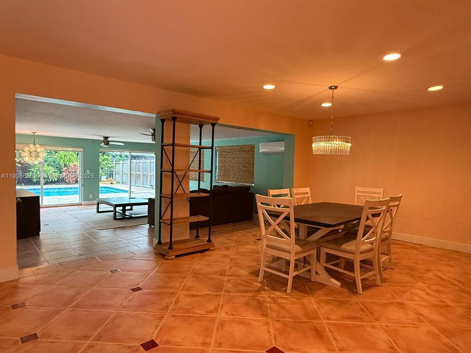 Под контрактом: $4,500 (3 спален, 2 ванн, 2071 Квадратных фут)