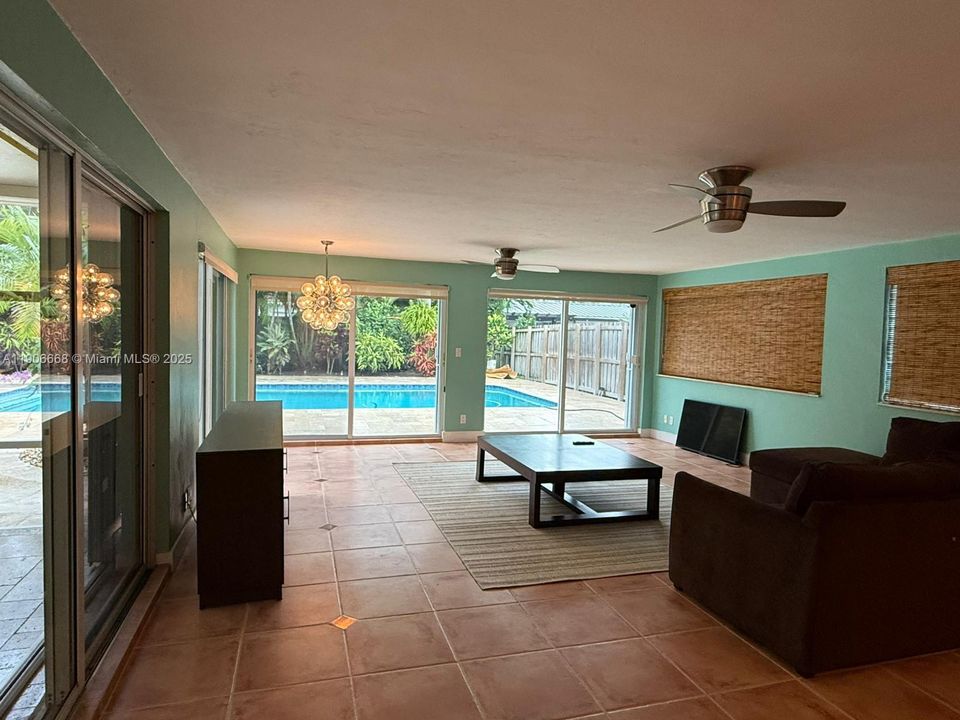 Под контрактом: $4,500 (3 спален, 2 ванн, 2071 Квадратных фут)