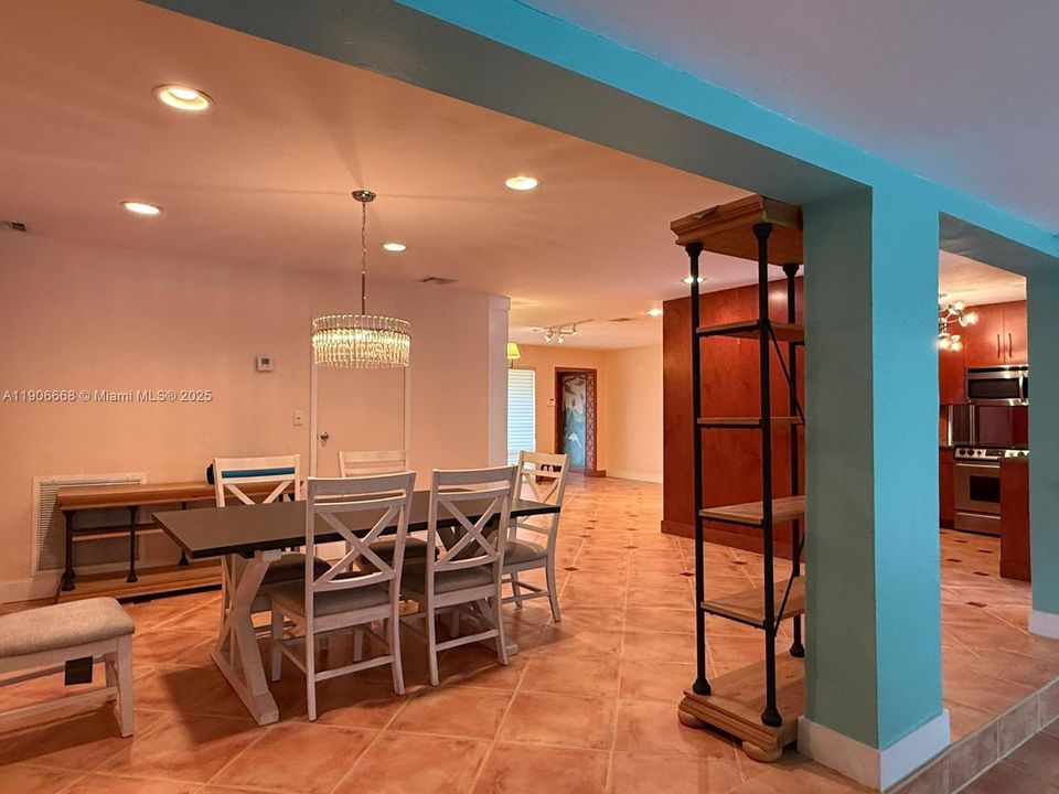 Под контрактом: $4,500 (3 спален, 2 ванн, 2071 Квадратных фут)